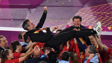 Jorge Vilda es manteado por las jugadoras españolas tras conquistar el Mundial.