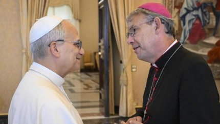 El Papa León mientras recibe a una delegación de figuras políticas de Francia en la Ciudad del Vaticano, el 28 de agosto de 2025.