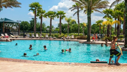 Personas bañándose en una piscina