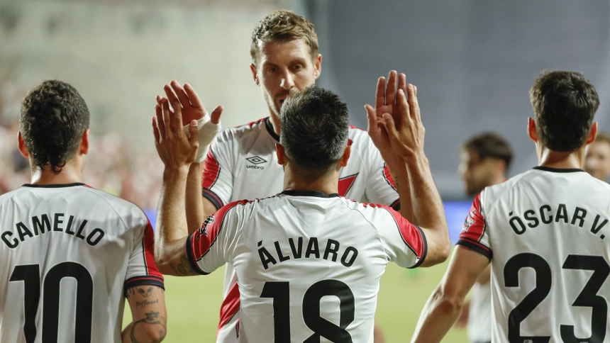 Álvaro García festeja con Lejeune su gol ante el Neman