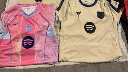 La camiseta rosa del Barça exhibida en un top manta