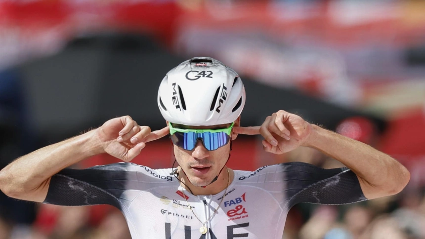 Celebración de Juan Ayuso tras su victoria en la 7ª etapa de La Vuelta