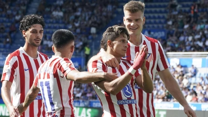 Giuliano pidiendo perdón tras su gol, en el Alavés - Atlético