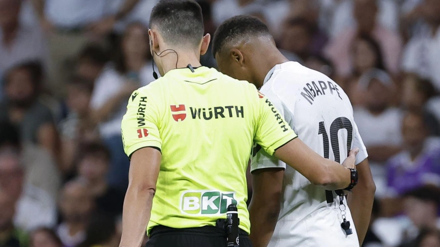 Mbappé, hablando con Sánchez Martínez, durante el Real Madrid-Mallorca