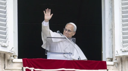 El papa León XIV preside el rezo del Ángelus dominical desde la ventana de su despacho con vistas a la plaza de San Pedro, Ciudad del Vaticano,