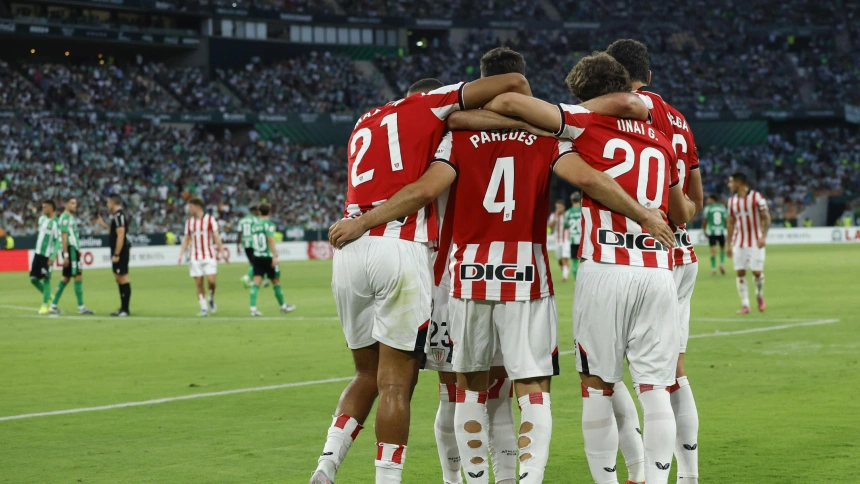 Los jugadores del Athletic celebran el gol de Aitor Paredes