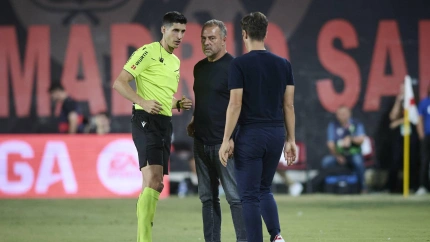 Busquets Ferrer, hablando con Hansi Flick e Iñigo Pérez antes del Rayo-Barça