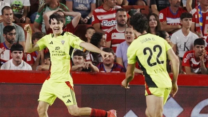 Imagen de dos jugadores del Mirandés celebrando un gol