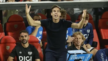 Iñigo Pérez protesta durante el partido entre Rayo y Barcelona en Vallecas.