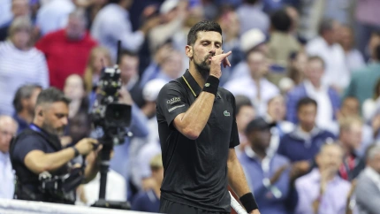 Djokovic celebra su victoria en cuartos de final sobre el estadounidense Fritz.
