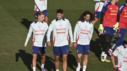 Álvaro Morata con Grimaldo y Cucurella en un entreno con la selección