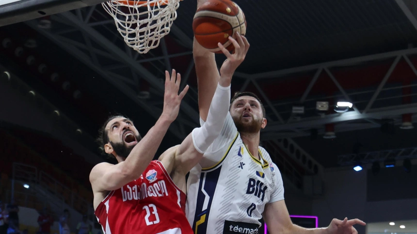 Jusuf Nurkic y Tornike Shengelia vivieron una enorme pelea bajo los aros.