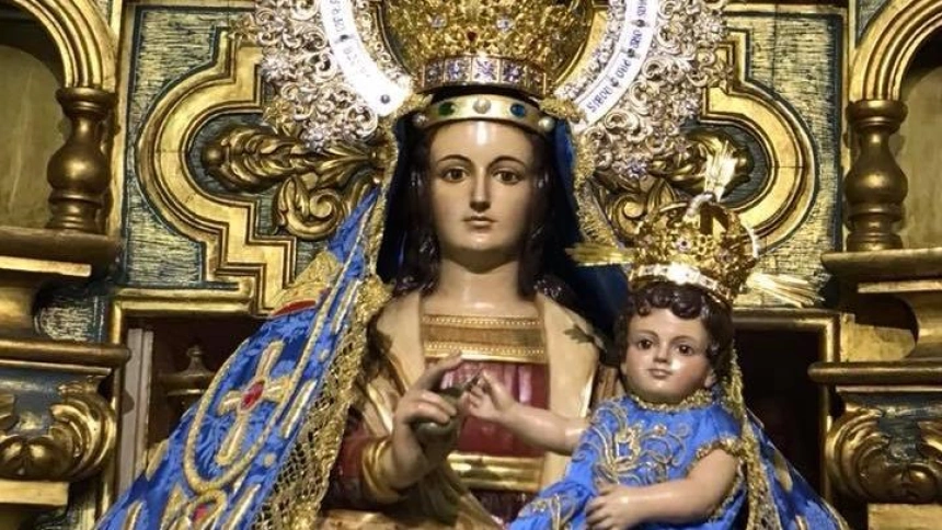 Imagen  de la Virgen de las Huertas, la patrona de Lorca, con el niño Jesús en su regazo