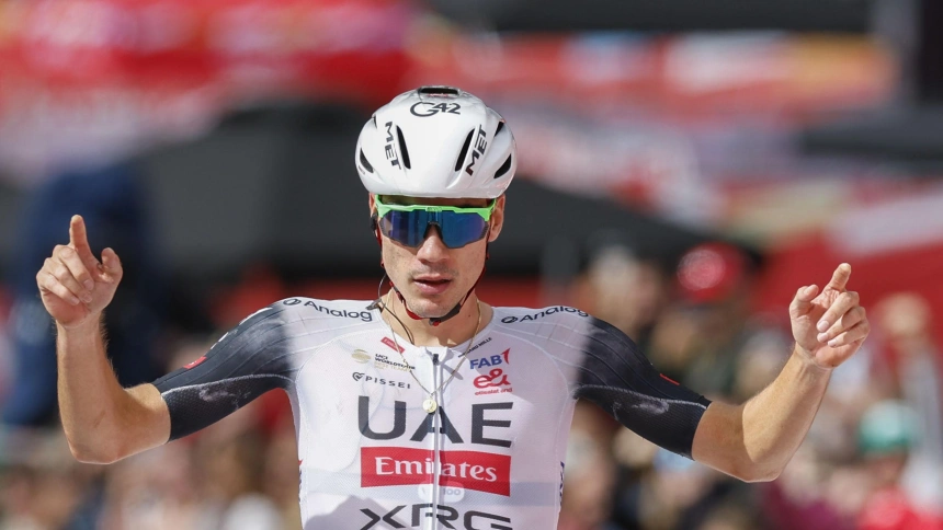 Juan Ayuso consiguió su segunda victoria de etapa en la meta de Corrales de Buelna.