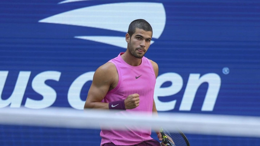 Carlos Alcaraz celebra un punto contra Djokovic en el US Open