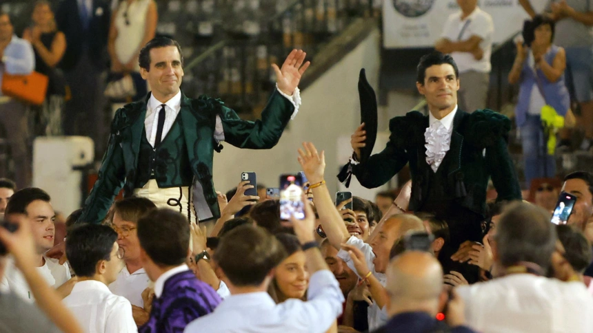 Juan Ortega y Pablo Aguado, a hombros en la Goyesca de Aranjuez