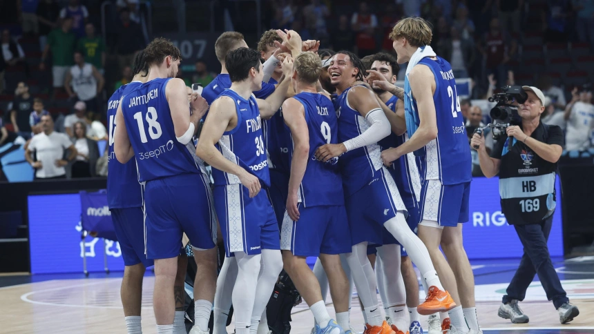 Los jugadores finlandeses celebran su sorprendente victoria ante Serbia en octavos de final.