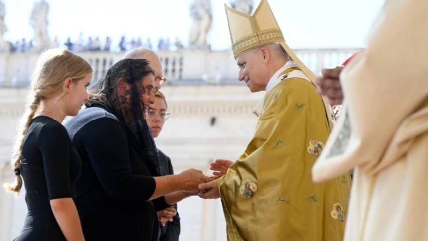 El Papa León XIV junto a la familia de Carlo Acutis durante la misa de canonización de los beatos italianos