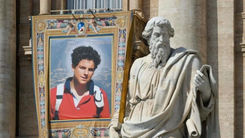 La imagen de Carlo Acutis junto a San Pablo en el Vaticano el día de su canonización