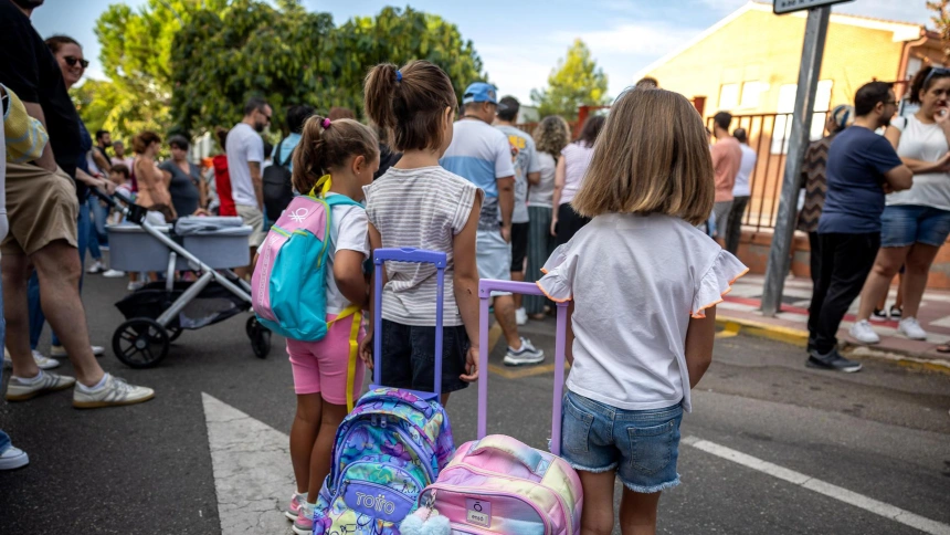 Varias alumnas esperan para acceder al Colegio Público Constitución de Illescas (Toledo) este lunes