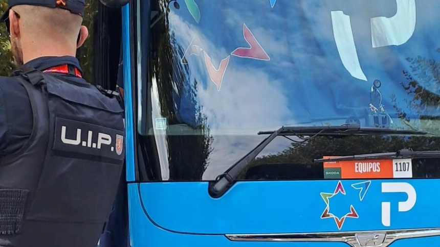 El autocar del Israel, escoltado por la Policía en Vigo