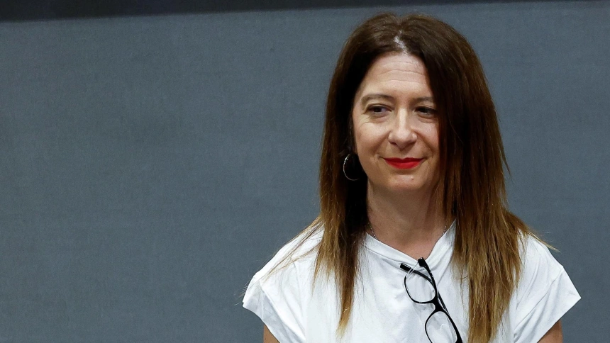 MADRID (ESPAÑA), 04/06/2025.- La exmilitante socialista Leire Díez comparece este miércoles ante los medios después de solicitar su baja en el PSOE, donde declaró este martes por el expediente que tenía abierto al conocerse unos audios en los que reclamaba información comprometedora contra la UCO. EFE/ Chema Moya