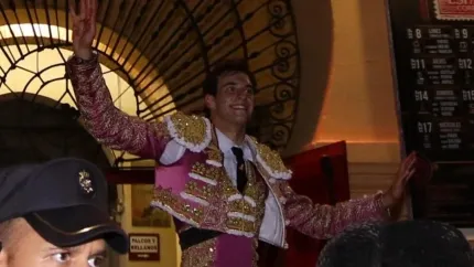 Samuel Navalón saliendo a hombros este lunes en Albacete