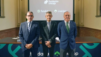Sergio Corral, director general de Fundación Unicaja, José M. Domínguez, su presidente, y Manuel Atencia, secretario del consejo de administración de Fundatia y LiveUpp
