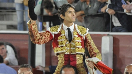 Sebastián Castella, en su salida a hombros este viernes en Albacete