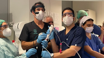 Los doctores Pérez-Pallares y Miguel Ariza durante una intervención