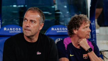 Hansi Flick sentado en el banquillo durante el Levante - Barcelona