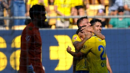 Suso celebra el gol del Cádiz con sus compañeros