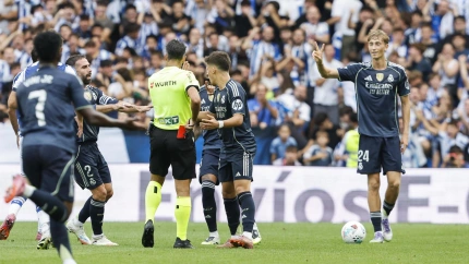 Huijsen se marcha del campo tras ser expulsado contra la Real Sociedad