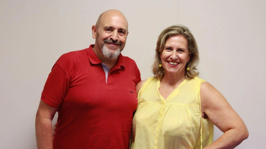 Cristina con el concursante de televisión Oscar Díaz