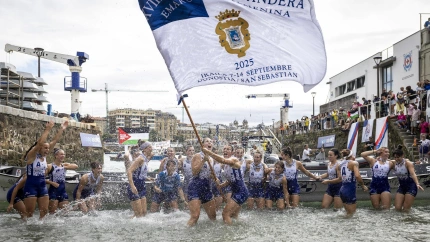SAN SEBASTIÁN, 14/09/2025.- Las remeras de la trainera de Arraun Lagunak celebran su vistoria en la regata de la Bandera de la Concha, este domingo, en San Sebastián. EFE/Javier Extezarreta