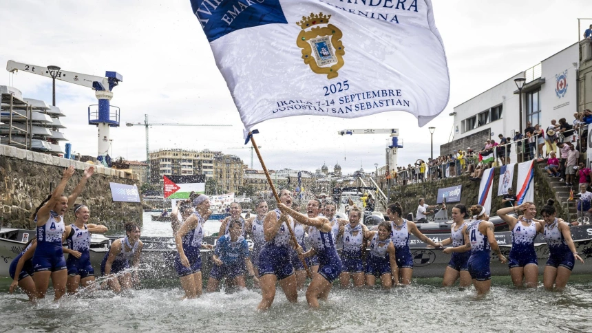 SAN SEBASTIÁN, 14/09/2025.- Las remeras de la trainera de Arraun Lagunak celebran su vistoria en la regata de la Bandera de la Concha, este domingo, en San Sebastián. EFE/Javier Extezarreta