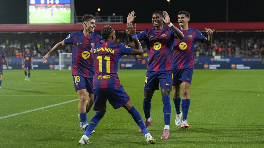 El Barcelona celebra el gol de Raphinha al Valencia