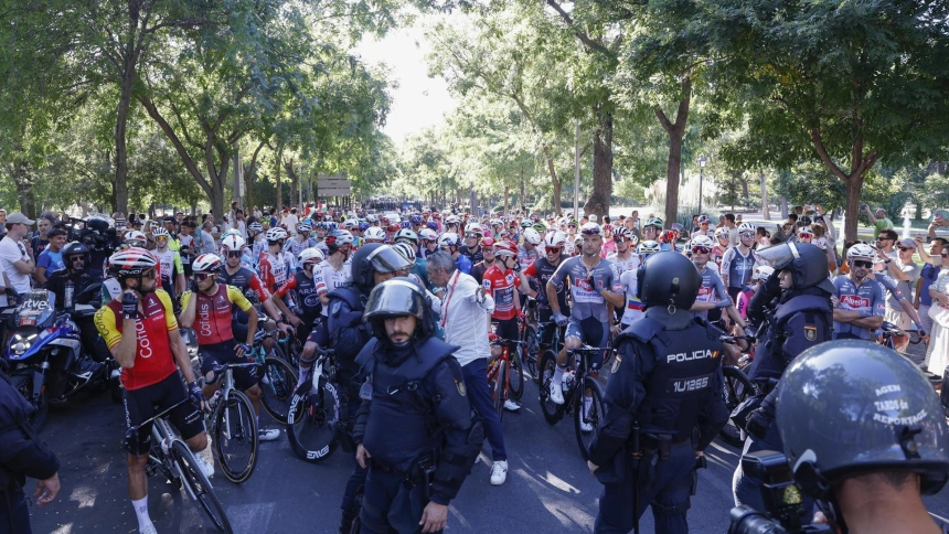El pelotón de la Vuelta a España parado tras la cancelación de la última etapa