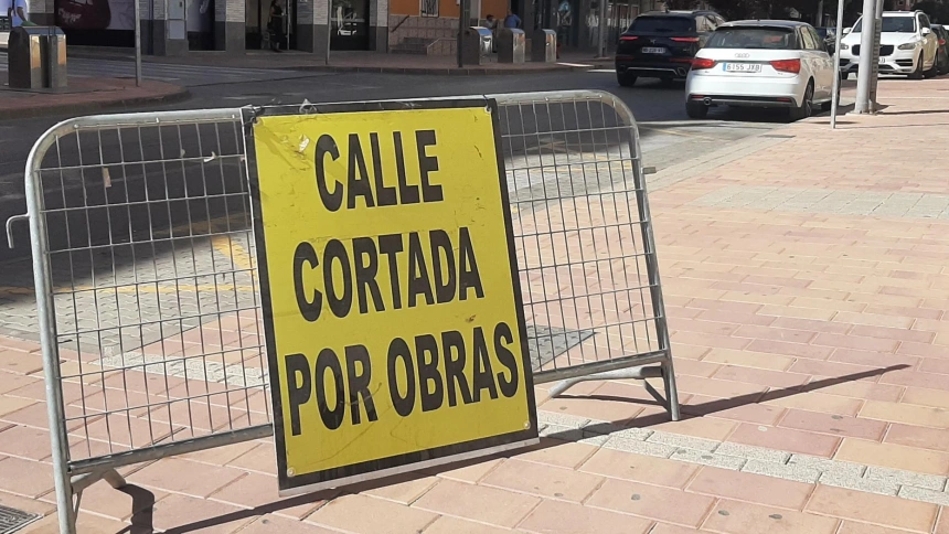 Una calle de Lorca cortada al tráfico por obras
