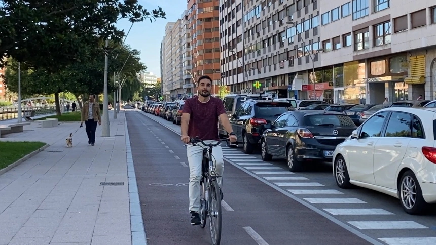 Israel Salcedo es usuario de la bicicleta en Burgos