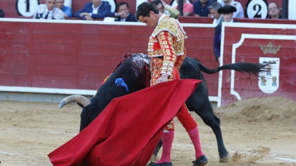 Natural de Daniel Luque al toro de Jandilla al que ha cortado una oreja