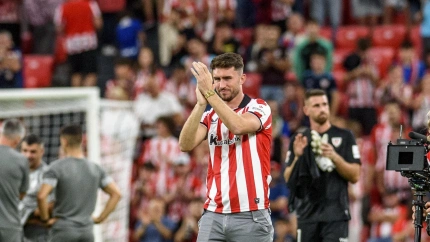 Aymeric Laporte saluda a la afición del Athletic tras jugar contra el Alavés