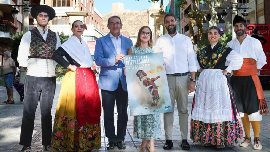 Representantes de Coros y Danzas de Lorca con el concejal de Cultura