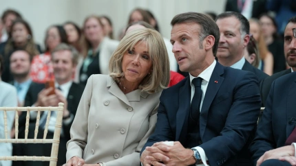 El presidente de Francia Emmanuel Macron junto a su mujer, Brigitte Macron