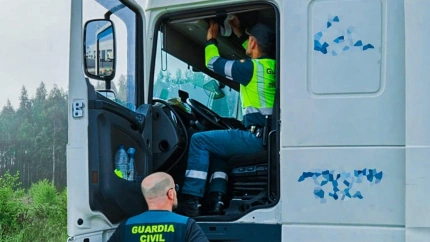 Agentes de la Guardia Civil registran el camión interceptado en el operativo