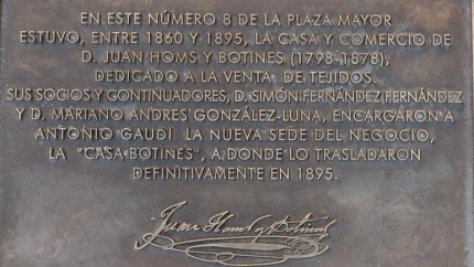 Una placa en el número 8 de la Plaza Mayor de León señala el origen de la Casa Botines proyectada por Gaudí