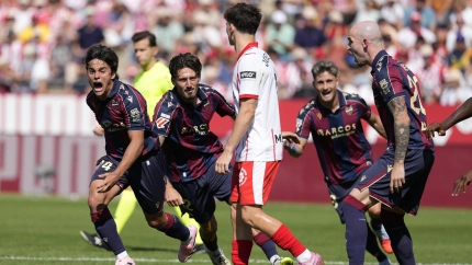 GIRONA (ESPAÑA), 20/09/2025.- El centrocampista del UD Leante, Carlos Álvarez (i) celebra su tanto ante el Girona FC durante el partido de LaLiga disputado este sábado en el estadio municipal de Montilivi en Girona. EFE/David Borrat