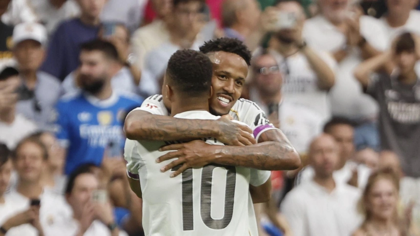 Mbappé celebra con Militao su gol, en el Real Madrid - Espanyol