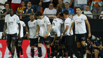 Los jugadores del Valencia celebran uno de los goles ante el Athletic
