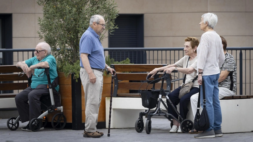 SAN SEBASTIÁN, 04/07/2025.- Tres personas mayores conversan este viernes junto a la residencia Matía de San Sebastián, donde se ha presentado el estudio '#100fluencers: Análisis de estereotipos del envejecimiento en los medios de comunicación digitales' y lanzamiento oficial de la campaña #NoSonCosasDeLaEdad. EFE/Javier Etxezarreta